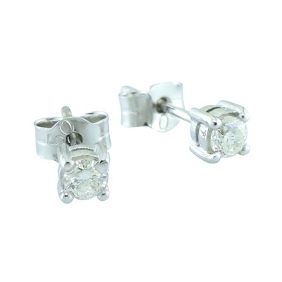 Round shaped diamond four claw stud earrings