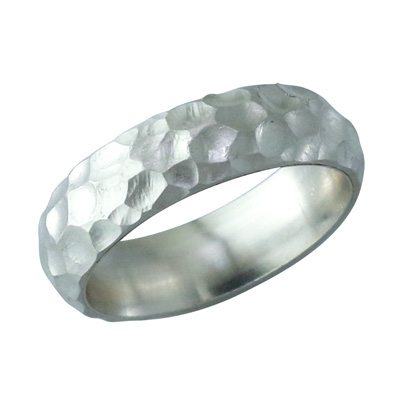 Gent’s hammered effect wedding ring