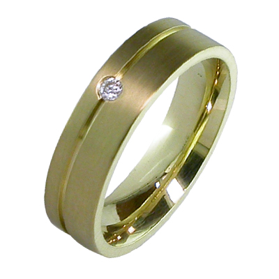 Gent’s gold ring with a flush set diamond and groove