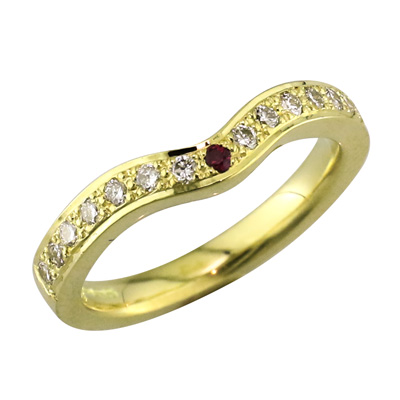 Gold fitted wedding ring with a ruby and diamonds