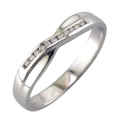 Platinum diamond channel set cross over band