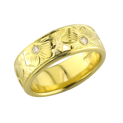 Gold wedding ring with flower engraving and diamonds