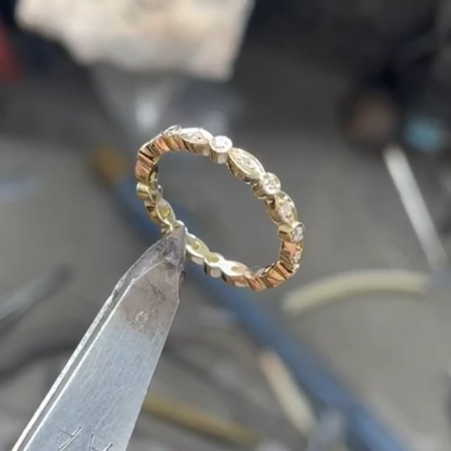 18 ct diamond scolloped band