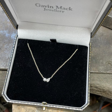 Pear shaped diamond and round diamond pendnat