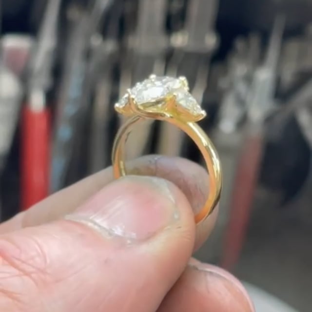 Pear shape diamond 18 ct three stone ring