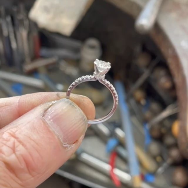 Platnium single stone diamond ring
