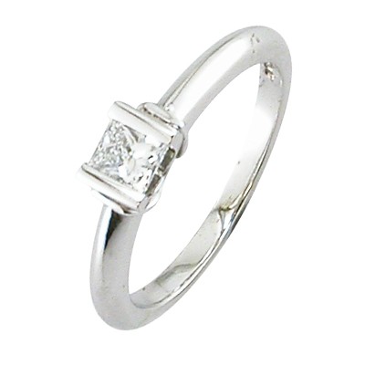 Princess cut single stone diamond ring