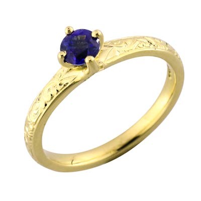 Sapphire, yellow gold ring with hand engraved shoulders