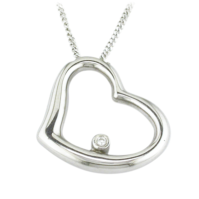 White gold heart pendant with diamond