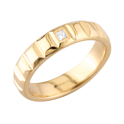 Gent’s 18ct rose gold band with a flush set princess cut diamond