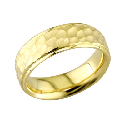 Gent’s gold band with a hammered effect