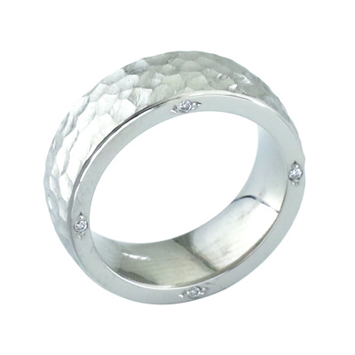 Gent’s heavy platinum band with a hammered effect