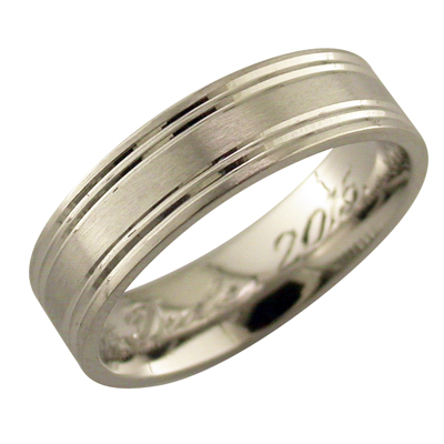 Gent’s white gold band with diamond cut grooves