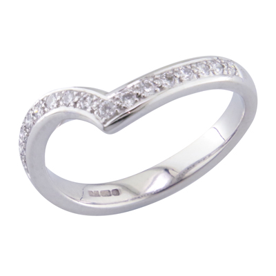 Grain set diamond curved band